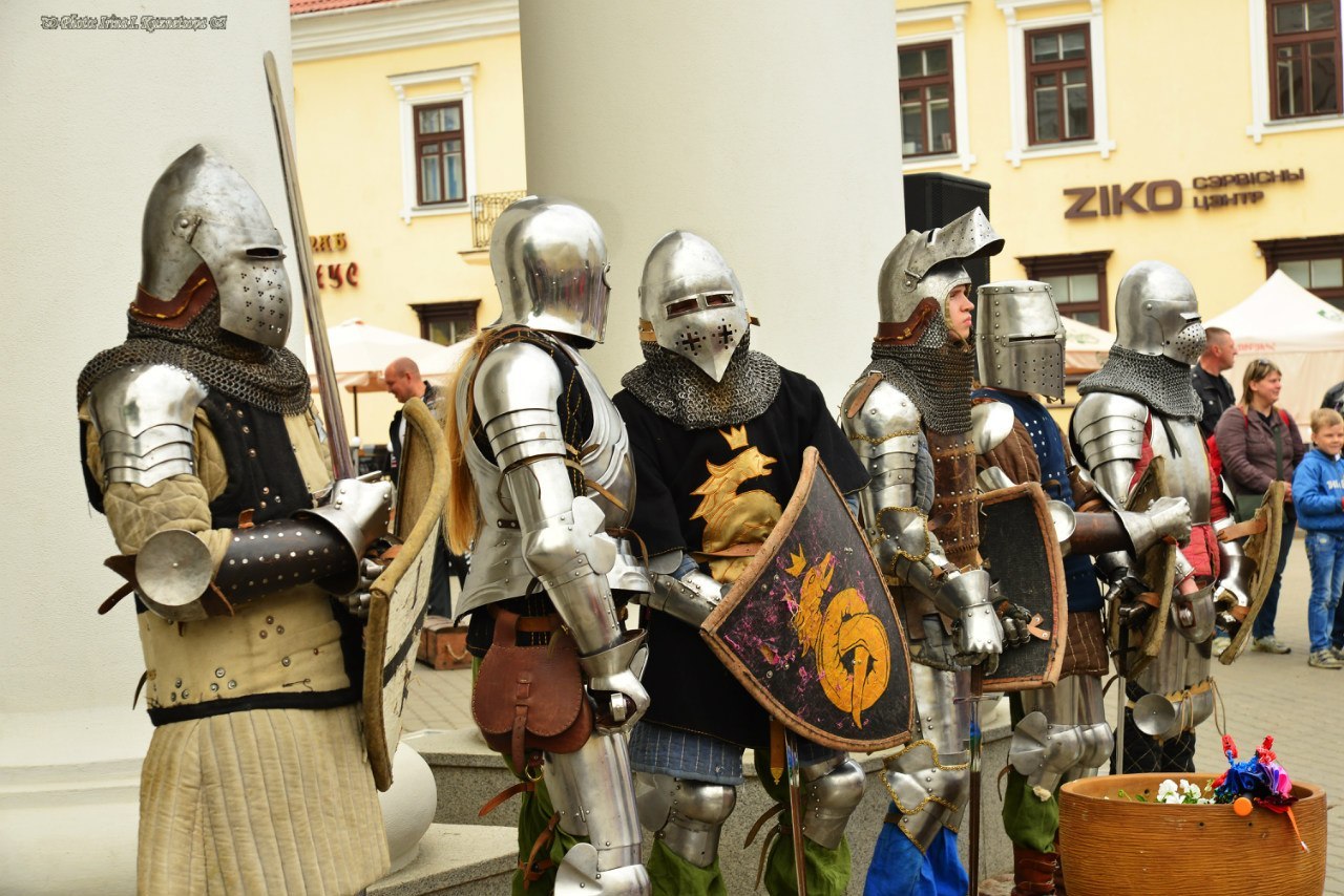 Выступление рыцарей у городской ратуши