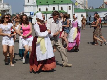 средневековые танцы на городском празднике