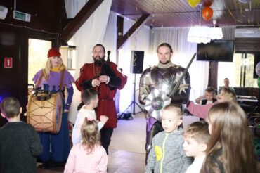 рыцари и музыканты на детском празднике