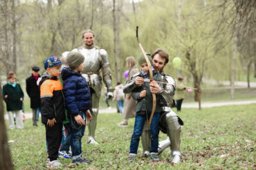 рыцари учат детей стрелять из лука
