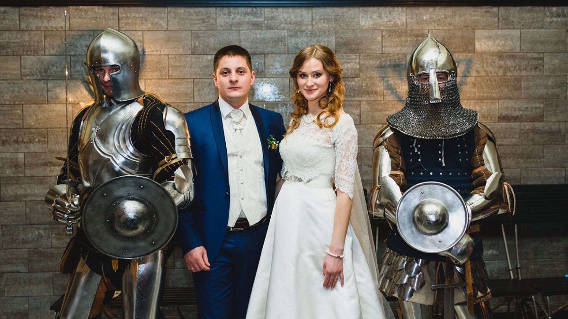 рыцари с молодоженами на свадьбе